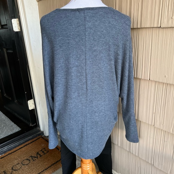 NWT Enti super soft, lightweight denim blue colored fleece vneck - Picture 3 of 3